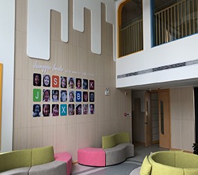 【江陰】江蘇江陰市一建協和雙語幼兒園樹脂板的安裝營造舒適、溫馨的育人環境